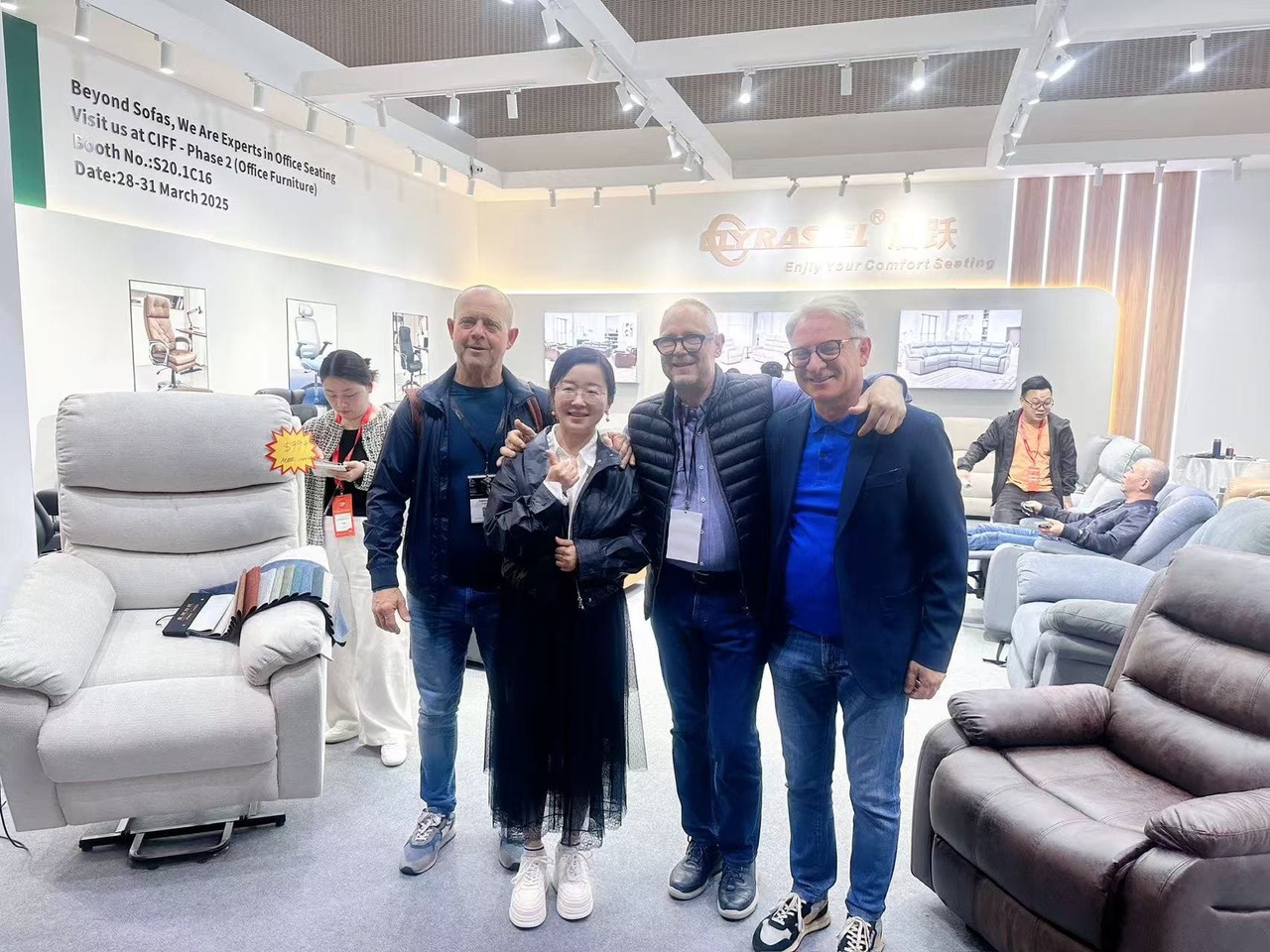 Qiyue-Team mit globalen Kunden auf der Ausstellung